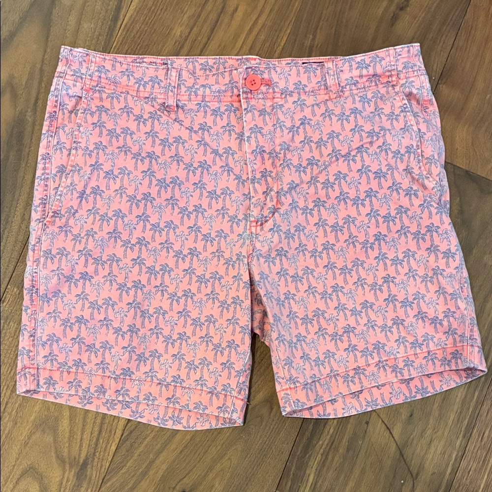 Men’s Vineyard Vines Coral Palm Print Shorts - size 33.  6” length